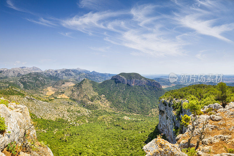 从山上俯瞰全景(Puig d'Alar?)